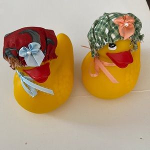 2 Dandelion rubber ducks with decorative hats without squeak